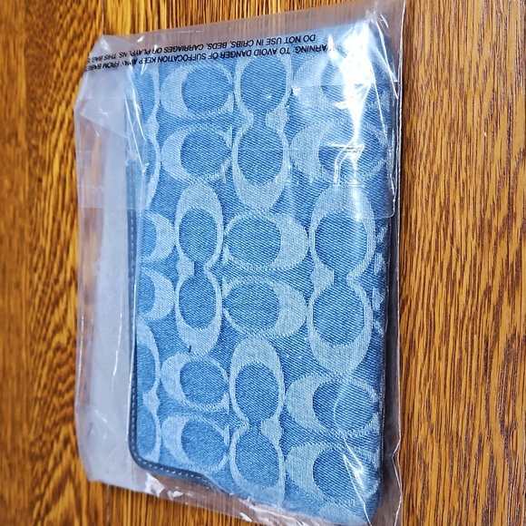 Coach Corner Zip Wristlet In Signature Denim - Picture 6 of 7